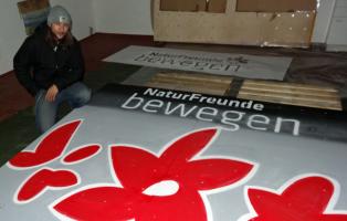 Kletterwand mit aufgespraytem NaturFreunde-Logo Kletterwand mit aufgespraytem NaturFreunde-Logo